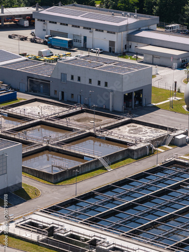 Fényképezés A wastewater treatment plant utilizing modern technology to process municipal water before it is released into the natural environment