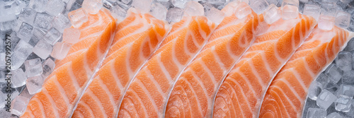Φωτογραφία Fresh salmon fillets on ice background seafood freshness and cold storage concep