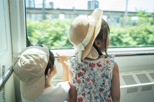 電車に乗る子供達
