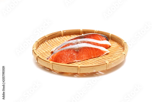 笊にのせた塩鮭の切り身