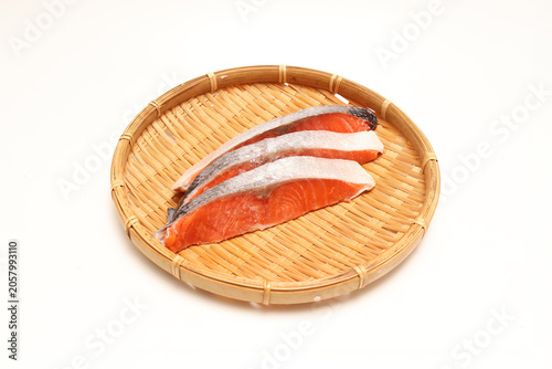 笊にのせた塩鮭の切り身