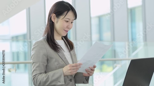 資料を見ながら悩む女性