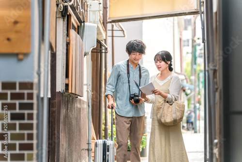 Canvastavla Young couples enjoying walking tours and sightseeing in cities during domestic travel