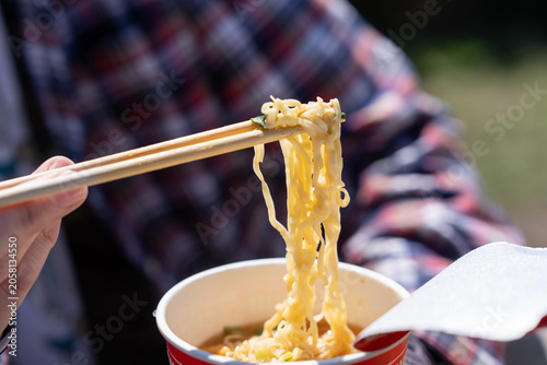 Принти на полотні 山で食べる美味しいカップラーメン