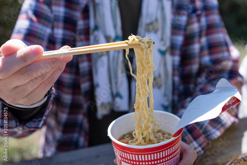 Fotografie 山で食べる美味しいカップラーメン