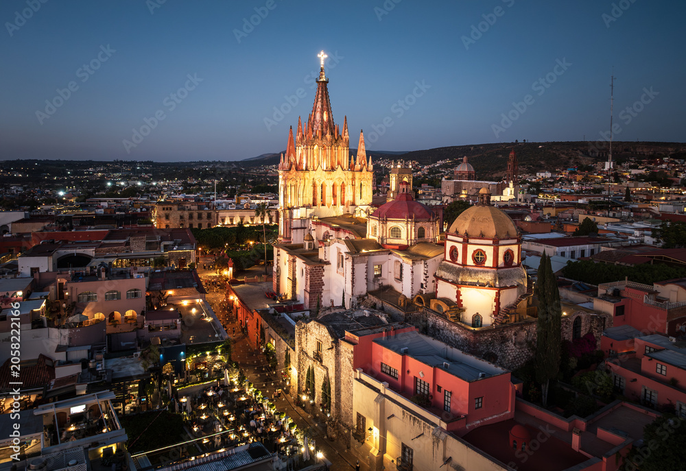 Fototapeta premium Aerial view of the San Miguel Cathedral in Mexico City at night.