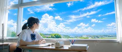 Obraz w ramie 教室の窓から夏空と入道雲を眺める女子高校生