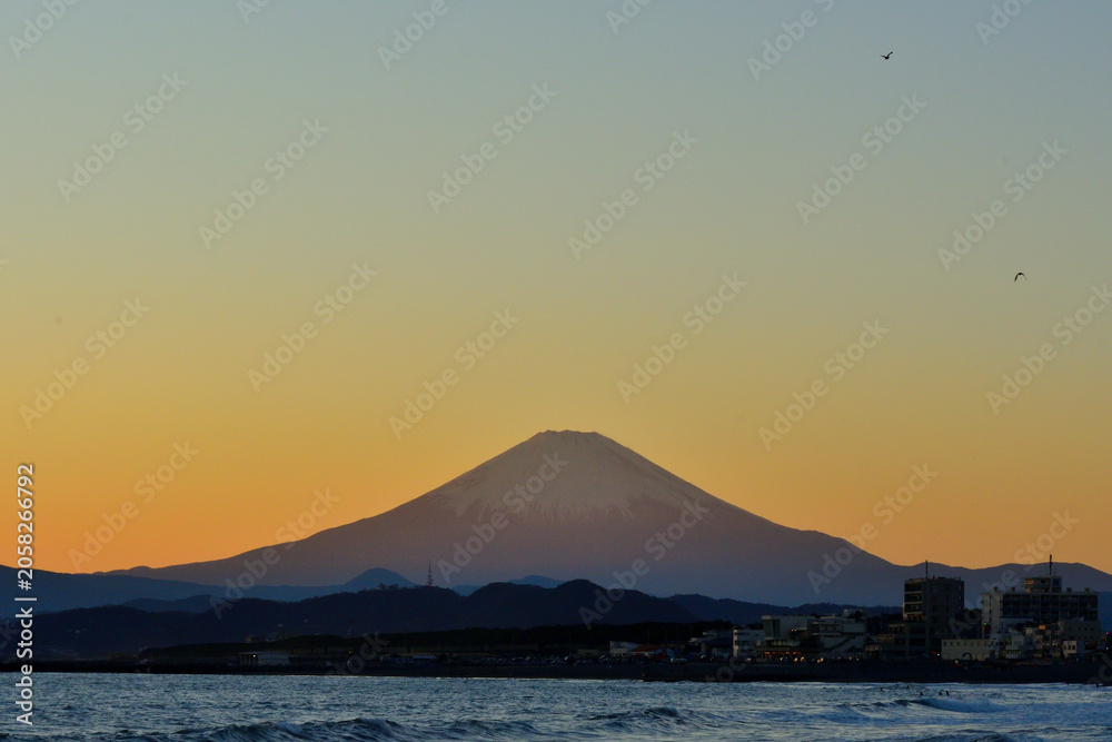 Fototapeta premium 茅ケ崎海岸から見る夕景と富士山
