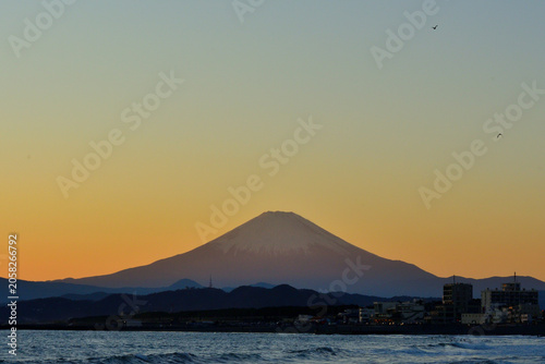 茅ケ崎海岸から見る夕景と富士山