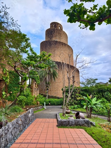 Foto Observation tower in the shape of the Tower of Babel on the windows in Japan