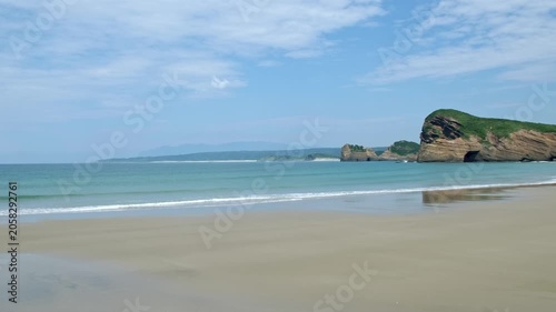 種子島の岩場と青い海が広がる海岸風景