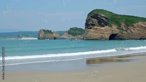 種子島の岩場と青い海が広がる海岸風景