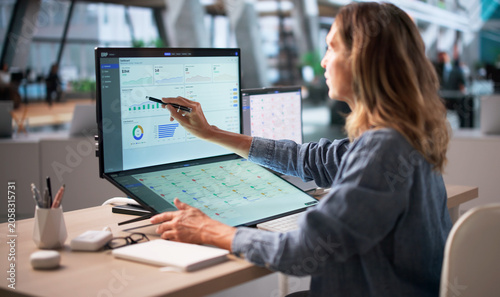 Foto Experienced Business Manager Analyzing Integrated ERP Data