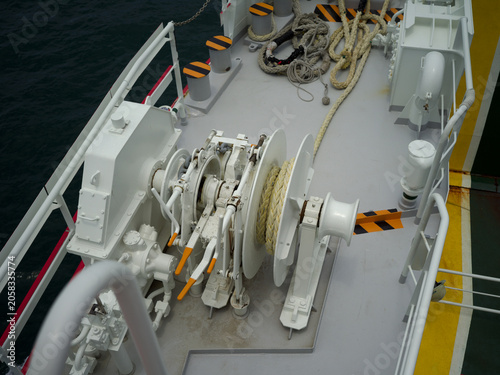 Cuadro en lienzo Heavy industrial mooring winch on the ferry boat deck for maritime transportatio