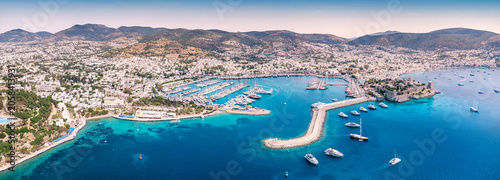 Cuadro en lienzo Bodrum, Turkiye, cityscape and marina in the Aegean Sea, with historic Castle an