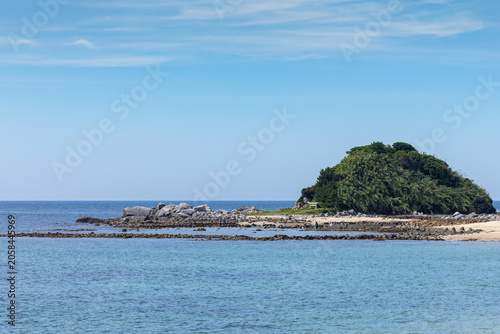 青空と海に浮かぶ小島と鳥居のある風景　福岡県志賀島沖津宮