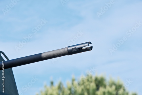 Fotografía Automatic Weapon Barrel: Detailed Close-Up Views against Sky Background