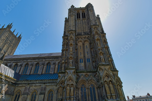 Foto A dramatic, low-angle view of Wells Cathedral's majestic stone tower