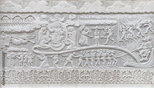 Foto Last judgment bas-relief in orthodox church wall art