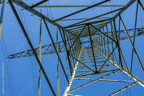 Ein Gitterstrommast von unten gesehen