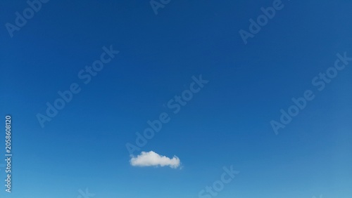 Foto Small Single White Cloud in a Clear Deep Blue Sky