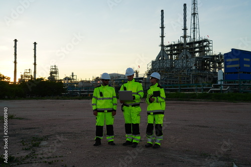 Fotografie The team of consultants consists of male engineers, male foremen, and female eng