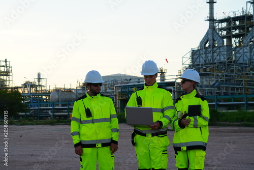 Obraz na plátně The team of consultants consists of male engineers, male foremen, and female eng