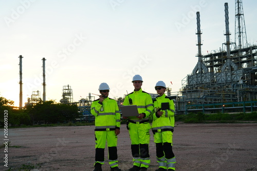 Fotografie The team of consultants consists of male engineers, male foremen, and female eng