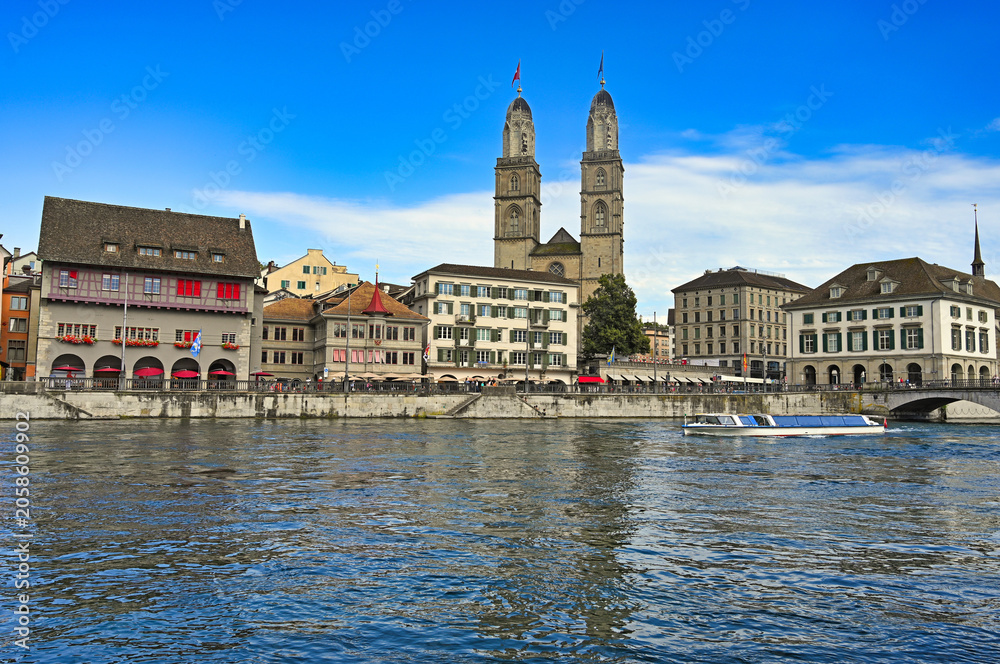 Obraz premium Grossmunster Church with Limmat River and Waterfront Architecture in Zurich