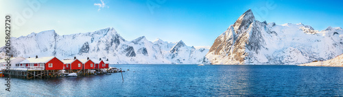 Fotografie Traditional Norwegian red wooden houses (rorbuer) on the shore of  Reinefjorden