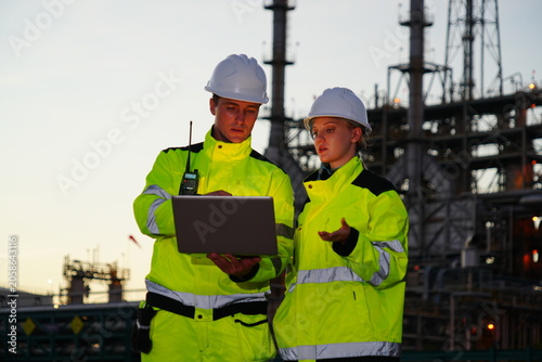 Obraz na plátně The team of consultants consists of male foremen, and female engineers, wearing