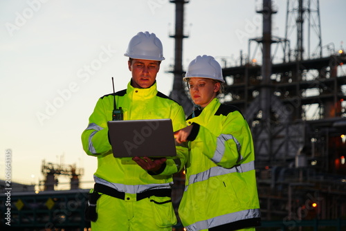 Obraz na plátně The team of consultants consists of male foremen, and female engineers, wearing