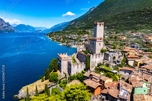 Foto View of Malcesine on the shore of Lake Garda, Italy