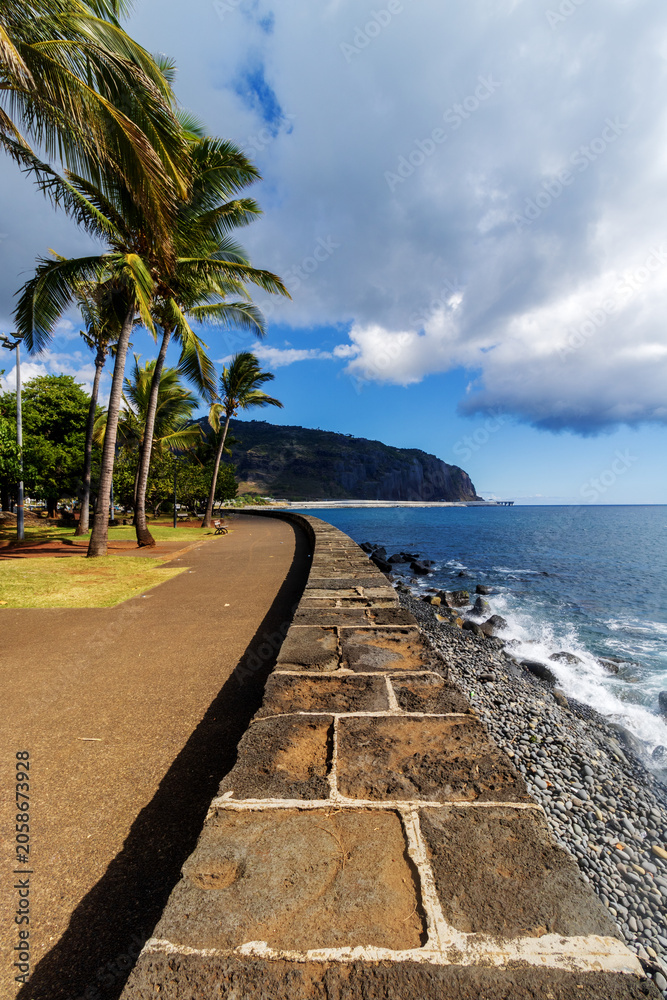 Fototapeta premium Volcanic stone wall on Indian Ocean coast - Barachois in Reunion island
