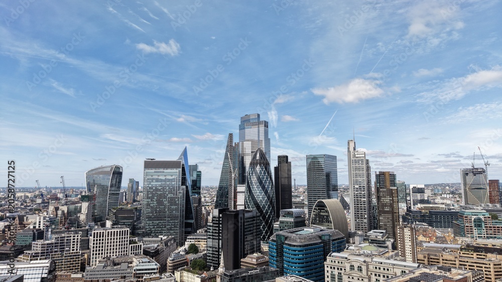 Obraz premium City of London Skyline With Iconic Skyscrapers on a Sunny Day