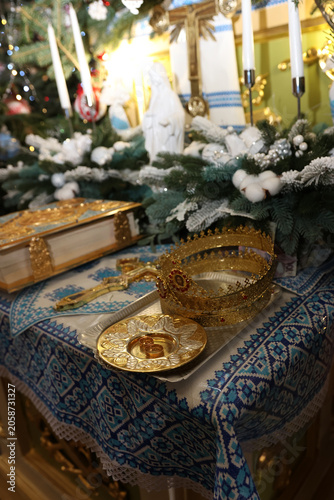 Valokuva Wedding crowning attributes with crowns, rings and church decorations arranged on a ceremonial table
