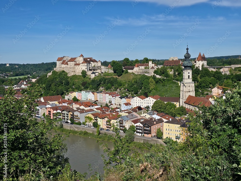 Naklejka premium Burghausen Panorama Burg und Altstadt, Bayern, Deutschland