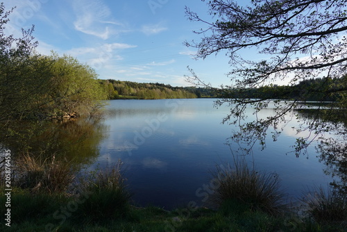 Balade en pays auvergnat, autour du lac d'Aubusson en Auvergne