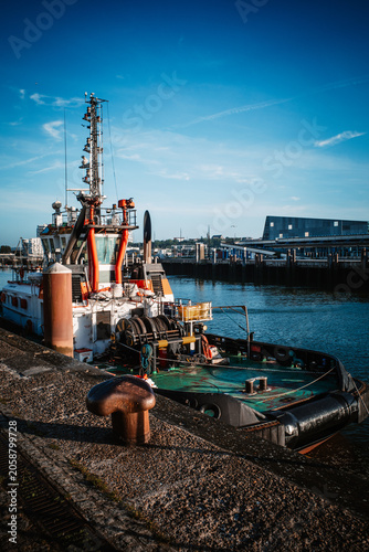 Fotografi Chalutier amarré au quai dans le port de Boulogne sur Mer