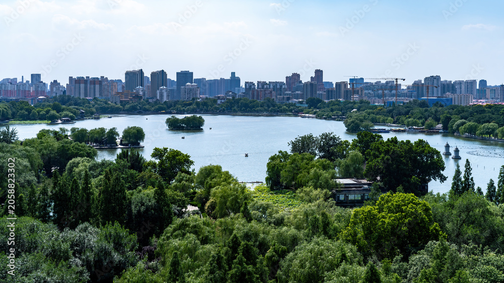 Fototapeta premium Urban Lake Park with City Skyline View