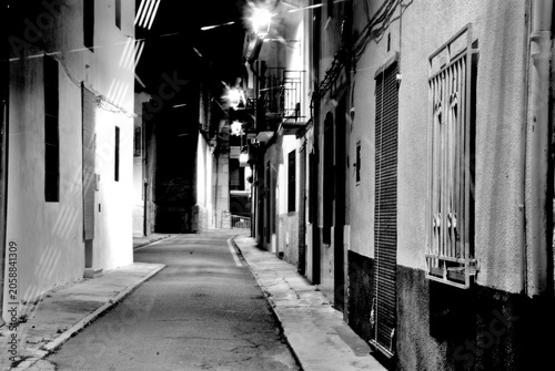 Fotografie Noche en un callejón en un pueblo de Valencia