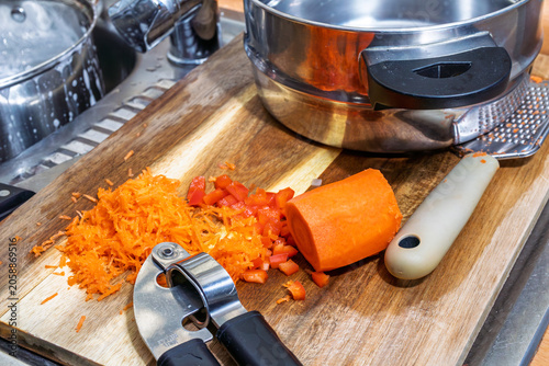Foto chopping board with chopped carrots ready to be cooked