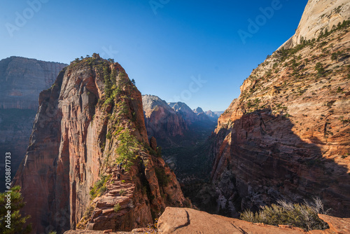 Cuadro en lienzo Hikers navigating the steep narrow ridge of the Angels Landing trail in Zion National Park with a deep canyon below