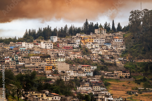 Foto Quartier défavorisé de favellas à Quito en Equateur au coucher du soleil