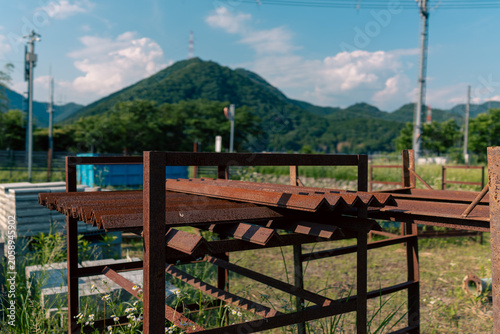 古い建設資材と山の景色を写したレトロな背景素材