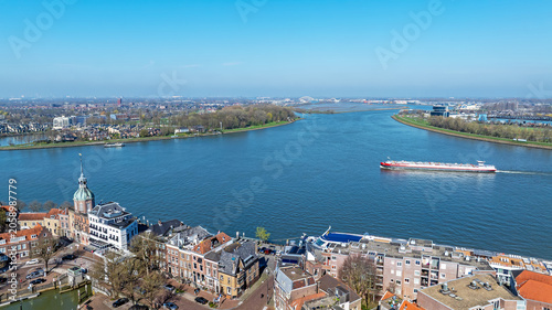Foto commercial shipping traffic at the drie rivieren confluence near Dordrecht the N