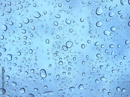 Quadro em tela Raindrops on a transparent glass against a cloudy blue sky