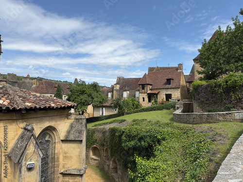 Bild auf Leinwand Klostergarten der Kathedrale Saint Sacerdos in Sarlat la Caneda im Perigord, Fra