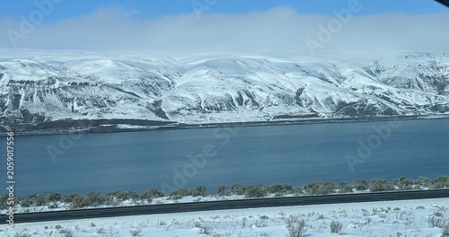 Fotografía Scenic Winter Landscape of Snow-Covered Mountains and Majestic Columbia River