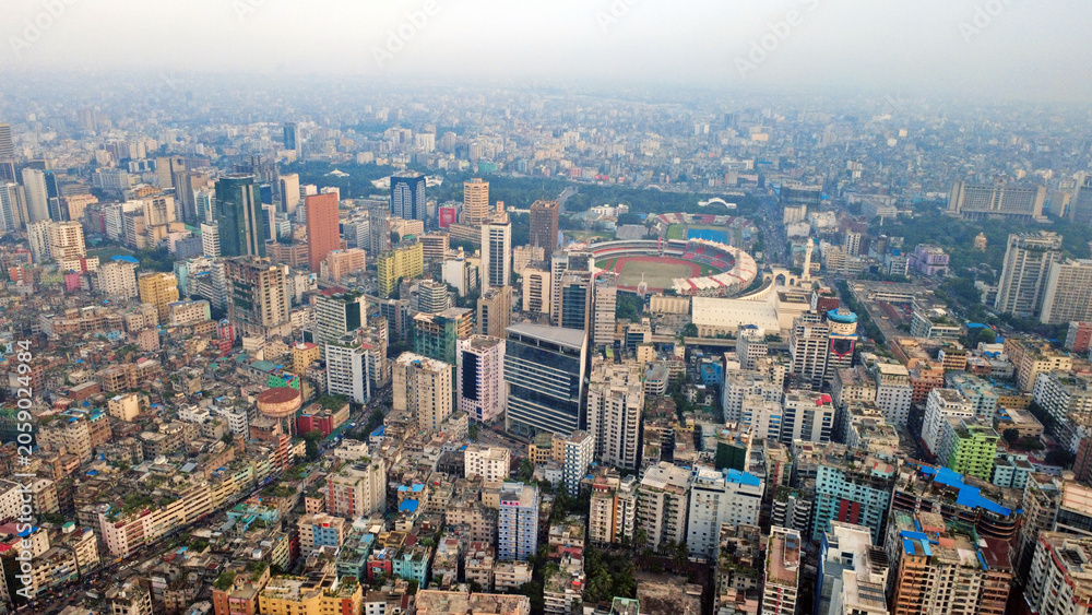 Fototapeta premium This impressive aerial view of Dhaka highlights the modern infrastructure and dynamic urban landscape of Bangladesh’s capital. The image showcases a network of elevated flyovers, highways, rail lines.